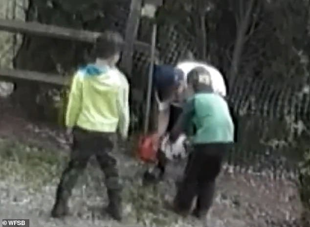 El video muestra a un grupo de niños, incluido Dominick, rociando un balón de fútbol con gasolina, prendiéndole fuego y luego pateándolo por el patio.