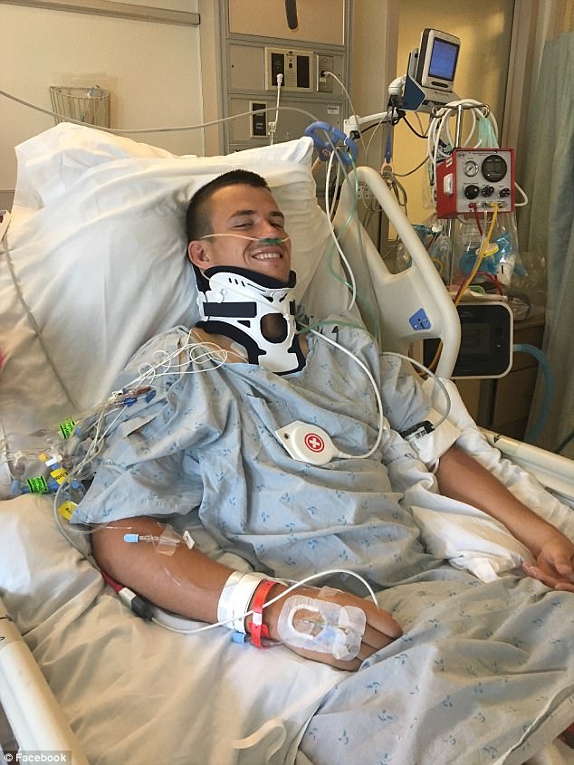 Robert, fotografiado aquí acostado en una cama de hospital, quedó paralizado a principios del juego de campeonato nacional del equipo la primavera pasada.