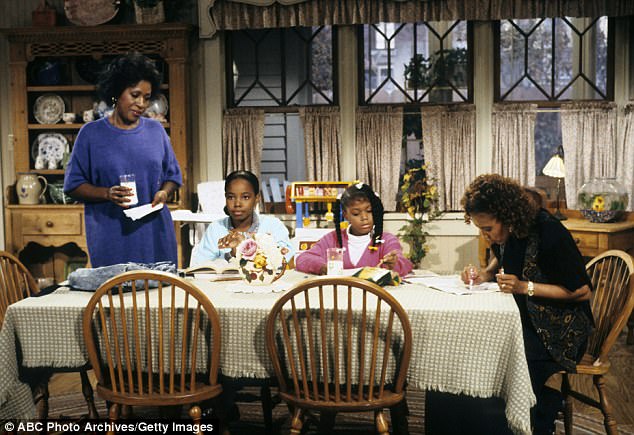 Family Matters duró nueve temporadas y totalizó 215 episodios.  Es la tercera comedia de situación de larga duración con un elenco predominantemente afroamericano en la historia de la televisión estadounidense.