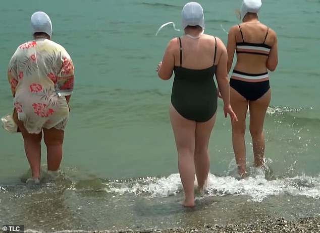 Aww: El video terminó con Ada y sus sobrinas mostrando sus nuevos atuendos mientras se bañaban en el océano.