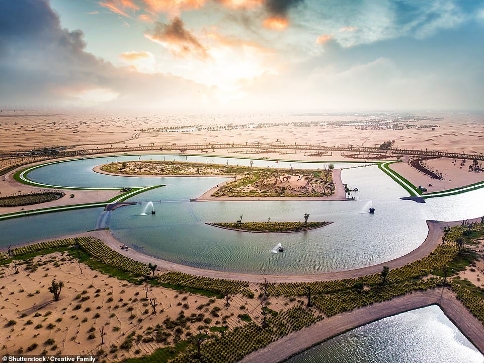 El lago artificial se construyó en 2018 y recibió un impulso publicitario cuando el príncipe heredero de Dubái publicó una foto en Instagram.