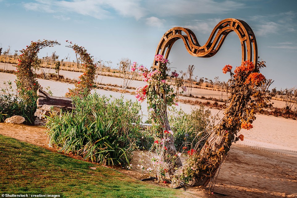 Repartidos por el lago hay marcos de madera en forma de corazón dignos de Instagram, incluido uno que parece una red de bádminton en forma de corazón.