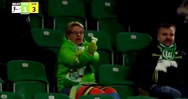 Un aficionado del Wolfsburgo no se tomó muy bien la celebración, lo que enfureció a Haaland