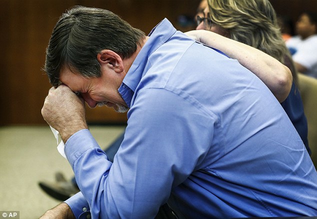 El padre de la víctima, Ben Chambers, se derrumbó durante el testimonio en el nuevo juicio de Quinton Tellis en Batesville, Mississippi, el miércoles.