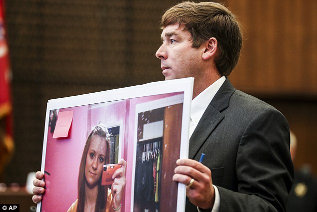El asistente del fiscal de distrito Jay Hale presenta una foto de Jessica Chambers en la corte el martes