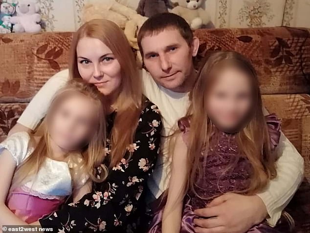 Vyacheslav Matrosov, de 35 años, cuya hija fue una presunta víctima de Svirdov, fue liberado de prisión después de solo seis meses.  Matrosov aparece en la foto con su esposa Natalya Matrosova y sus dos hijas.