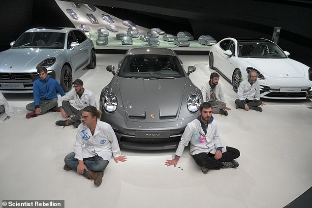 Un grupo de activistas medioambientales se han pegado al suelo de una sala de exposición de Porsche en Alemania y prometieron permanecer allí hasta que se cumplan sus demandas de descarbonizar el sector del transporte alemán.