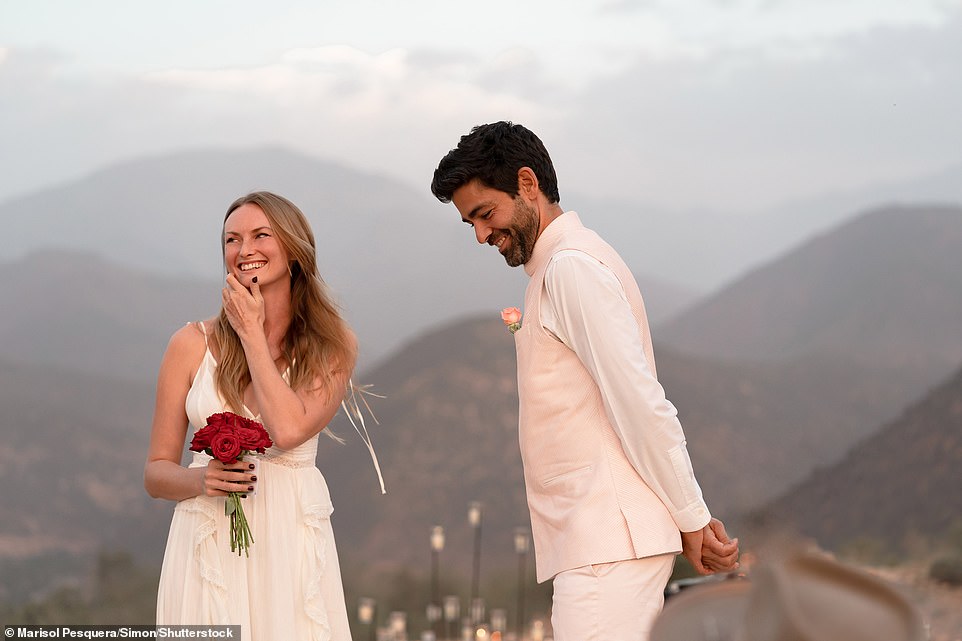 Campanas de boda: Adrian Grenier y Jordan Roemmele lucían cada centímetro de los felices recién casados ​​cuando se fugaron espontáneamente en las montañas del Atlas mientras estaban de vacaciones en Marruecos con algunos de sus amigos más cercanos.
