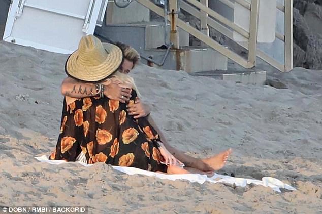 ¡Se acabó la navegación!  Los ex ídolos adolescentes Avril Lavigne y Ryan Cabrera compartieron un cálido abrazo durante un día en la playa de Malibú el lunes. 