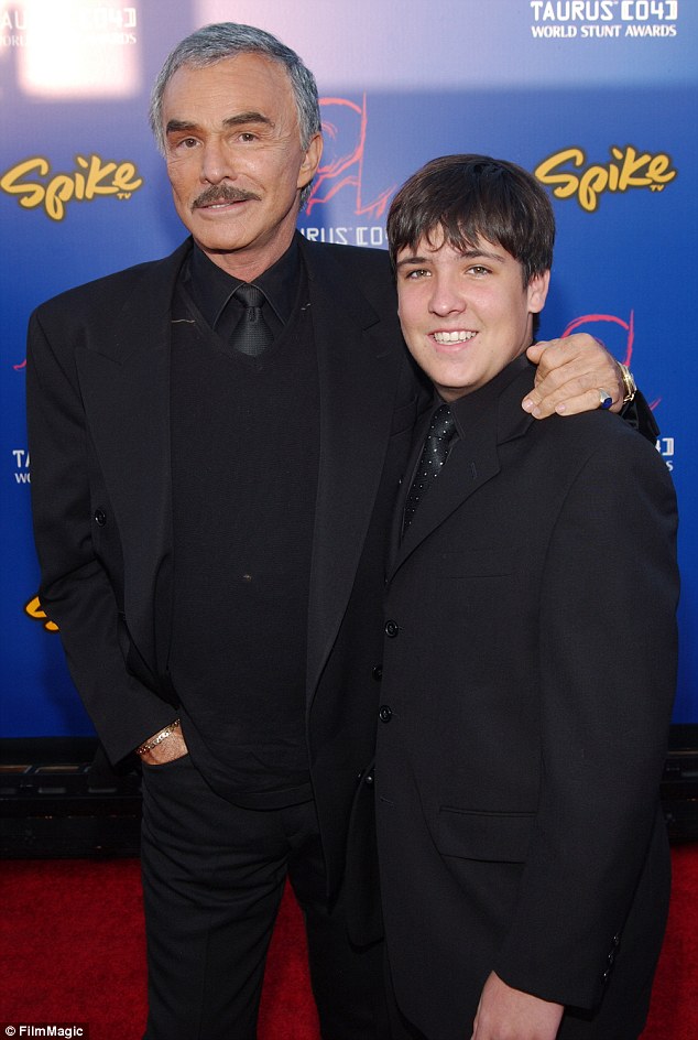 Burt Reynolds dejó intencionalmente fuera de su testamento a su hijo Quinton Anderson Reynolds, de 30 años (en la foto juntos en 2004), según documentos judiciales.