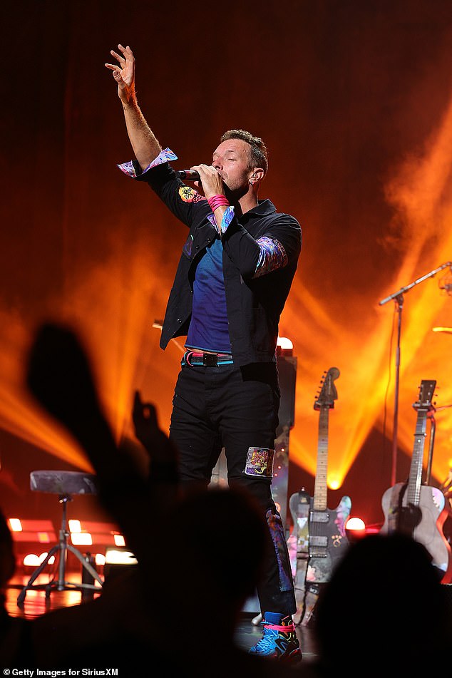 Talentoso: Coldplay cautivó a una multitud de miles cuando subieron al escenario en un concierto en Nueva York el jueves... después de que el líder Chris Martin admitiera que 