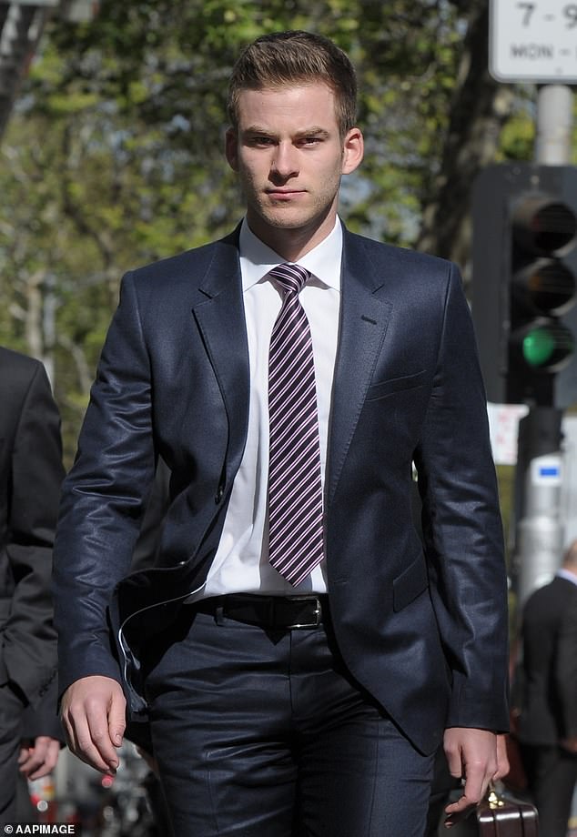 El comerciante con información privilegiada Lukas Kamay llega a la Corte Suprema en Melbourne, el miércoles 1 de octubre de 2014