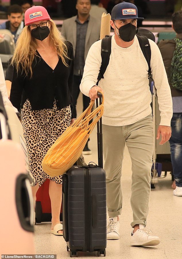 En movimiento: la estrella de Nashville Connie Britton fue vista saliendo de LAX esta semana con su novio guionista David E. Windsor