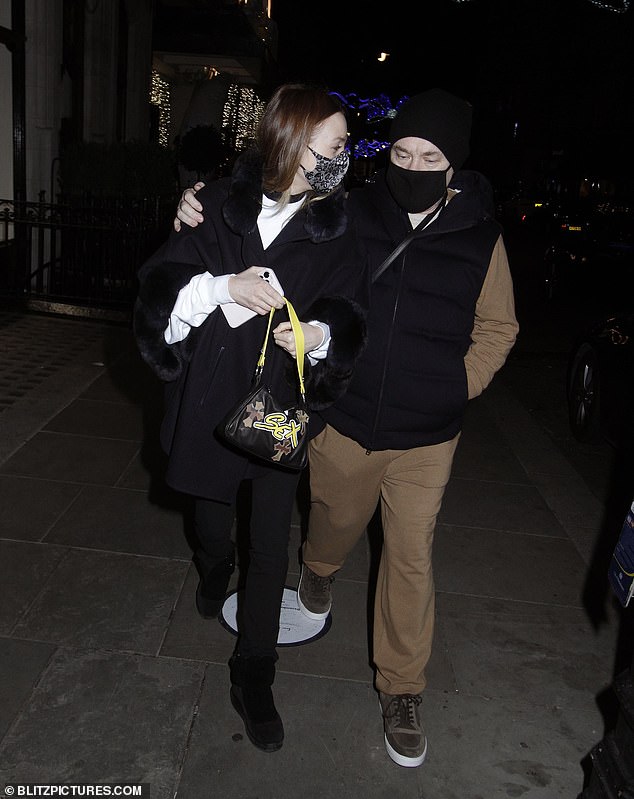 Paquete en el PDA: Damien Hirst, de 56 años, y su novia Sophie Cannell, de 27, no podían quitarse las manos de encima mientras se dirigían a casa después de disfrutar de una cena en el restaurante Scott's en Londres el jueves.