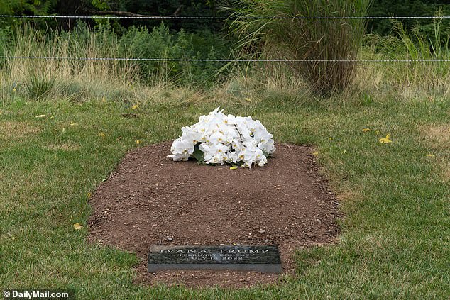 El lugar de descanso final de Ivana está marcado con una corona, mientras que una piedra de granito pulido está grabada con su nombre y fecha de nacimiento hasta la fecha de muerte.