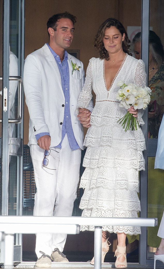 ¡Ahí viene la novia!  El ex prometido de Kylie Minogue, Joshua Sasse, de 30 años, se casó con su prometida australiana Louisa Ainsworth en una ceremonia íntima en Byron Bay el viernes. 