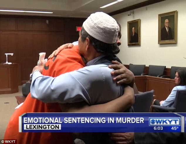 Este es el emotivo momento en que un hombre abrazó al asesino de su hijo en la corte después de perdonarlo en un emotivo discurso