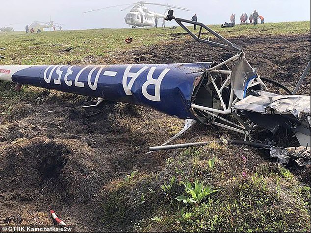 Dos turistas rusos adinerados y una ex estrella de biatlón murieron en un accidente de helicóptero antes de ser arrastrados por osos, según los informes.  En la imagen: el lugar del accidente se muestra en el extremo este de Rusia, mientras que los rescatistas se ven en el fondo.