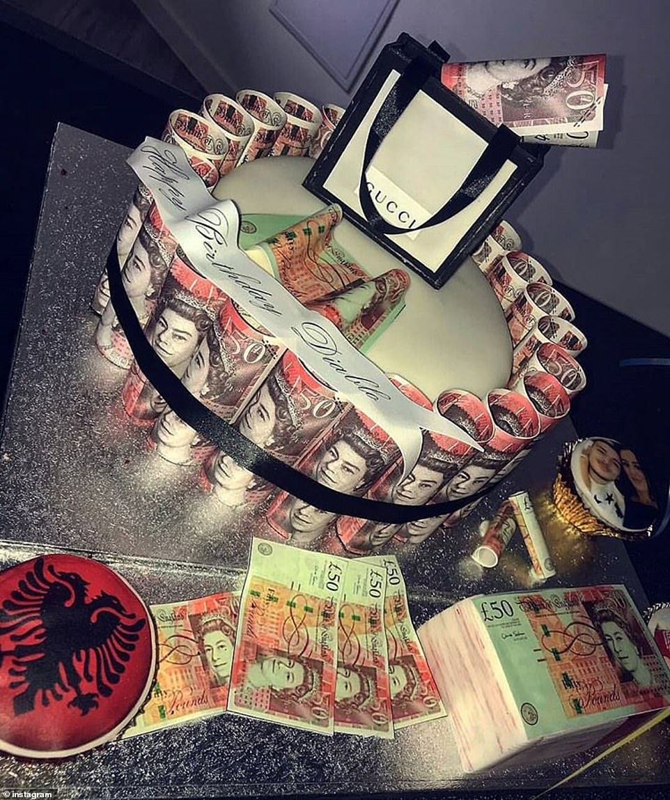 Publican fotos en su página pública de Instagram, incluido un pastel hecho con fajos de billetes de 50 libras esterlinas.  Inundan el Reino Unido con cocaína que proviene directamente de los cárteles sudamericanos, gracias a sus vínculos con la mafia albanesa.