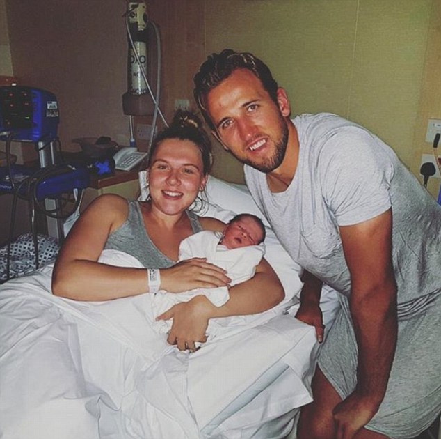 Héroe de Inglaterra: Harry Kane y Katie Goodland anunciaron el nacimiento de su hija Vivienne Jane con una dulce foto de Instagram el miércoles: es el segundo hijo de la pareja
