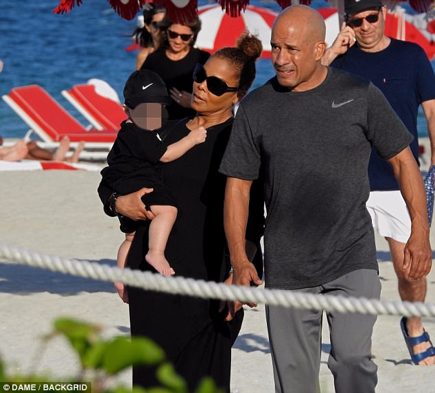 Tiempo en familia: Janet Jackson disfrutó de una tarde soleada con su hijo en Miami antes de una de sus fechas de regreso en su gira State of the World Tour 2017 el sábado.