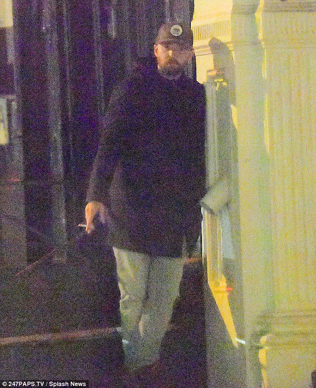Fuera de la ciudad: Justin Timberlake fue visto fumando afuera de un bar en Soho mientras disfrutaba de una noche socializando con amigos