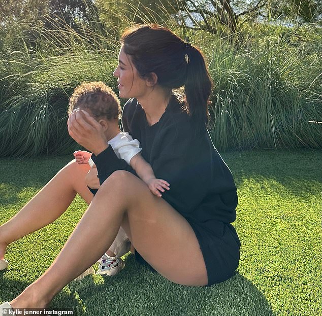 Un vistazo raro: Kylie Jenner, de 25 años, compartió un vistazo raro de su hijo en las redes sociales el lunes.  La estrella de reality ocultó el rostro del bebé de nueve meses de la cámara mientras jugaba con él en el césped de la finca que comparte con su pareja Travis Scott, de 31 años.