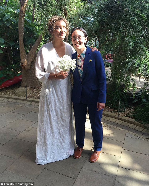 ¡Recién casados!  La estrella de Great British Bake Off, Ruby Tandoh, a la izquierda, se casó con su novia Leah Pritchard en una ceremonia discreta en Sheffield la semana pasada.