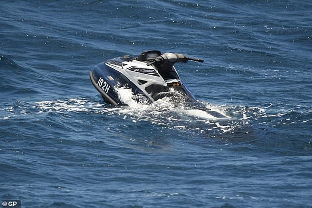 Las autoridades encontraron la moto de agua (arriba) que una pareja desaparecida de Nueva Jersey viajaba de vacaciones cuando desapareció hace dos semanas, encontrada a unas 250 millas de la costa de Barbados.