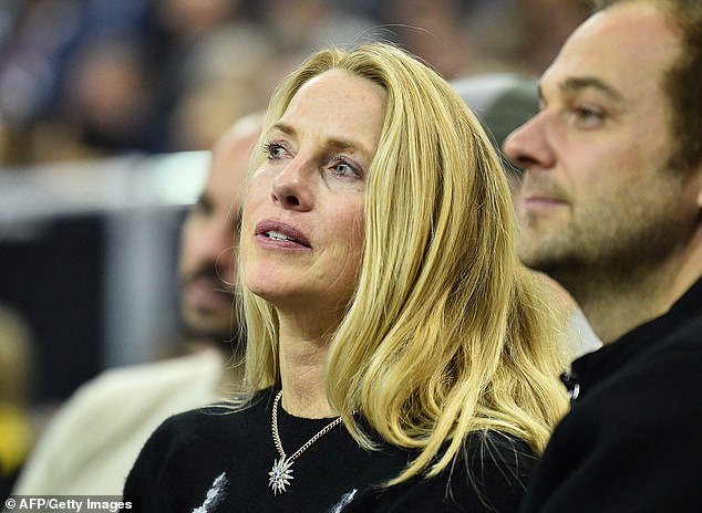 La viuda de Steve Jobs, Laurene Powell Jobs, de 55 años, ha estado vinculada sentimentalmente con el famoso chef Daniel Humm, de 43.  Fueron fotografiados juntos en un partido de la NBA en Londres en enero.