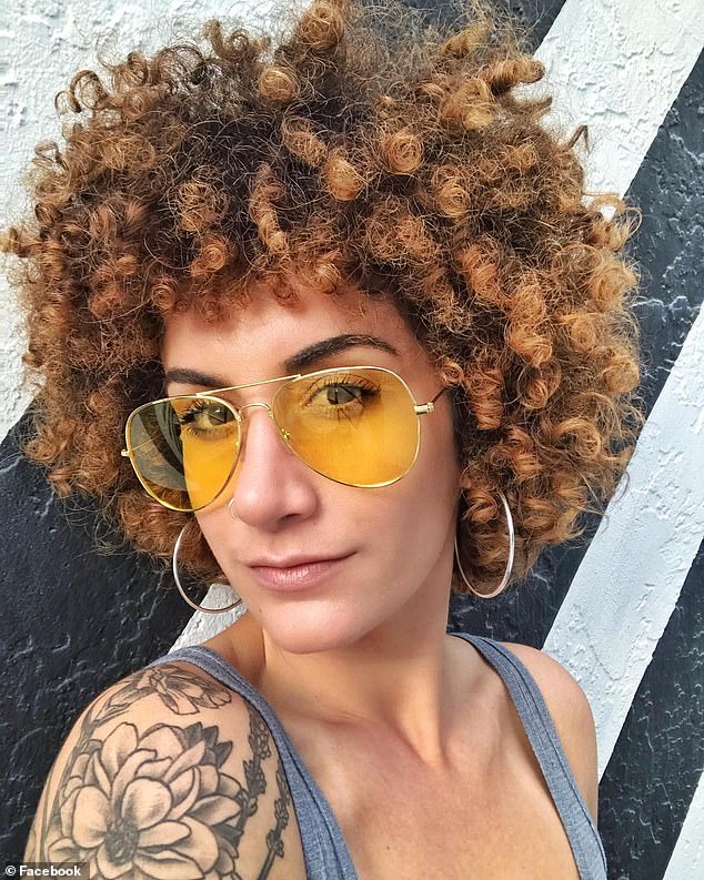 La estilista Stephanie Mero fue una de las primeras usuarias destacadas de DevaCurl en acusar a la compañía de dañar su cabello.  El año pasado, inició un popular grupo de apoyo en Facebook para clientes lesionados de DevaCurl.