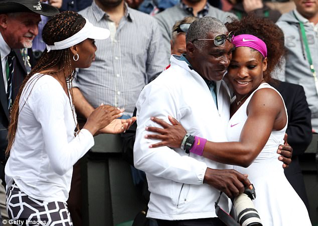 A Williams se le atribuye haber entrenado a sus hijas Selena (derecha) y Venus cuando eran niñas.  La familia celebra el campeonato individual de Wimbledon 2012 de Serena