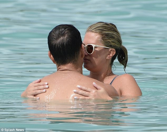 Tan enamorado: Mark Wahlberg demostró que la vida en la isla le quedaba bien mientras empacaba la PDA con la esposa modelo Rhea Dunham mientras tomaba el sol en Barbados el martes.