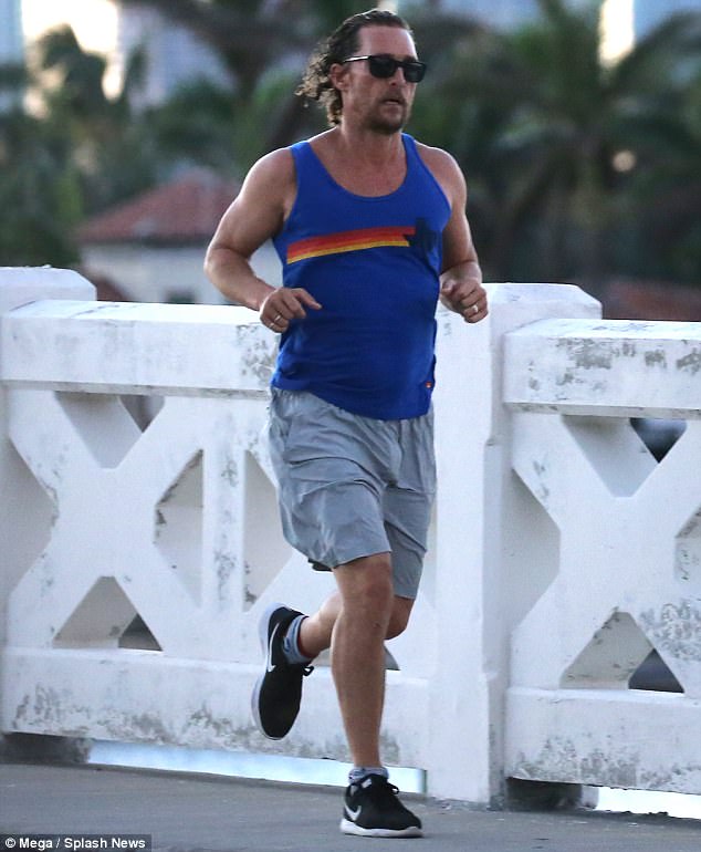 Llamada flexible!  Matthew McConaughey se veía en forma el sábado cuando golpeó el pavimento en Miami con una camiseta sin mangas azul que mostraba sus musculosos brazos.