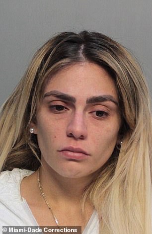 La modelo de Instagram Karina Corbalán, de 23 años, ha sido acusada de asesinato en segundo grado por la muerte a tiros de su exnovio
