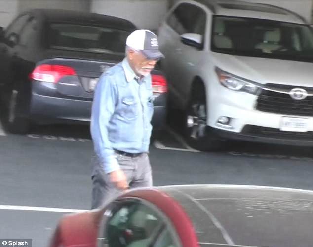 Abotonado: Morgan Freeman se fotografió caminando hacia su automóvil en Los Ángeles esta semana y le preguntaron sobre su relación con su difunta sobrina.  