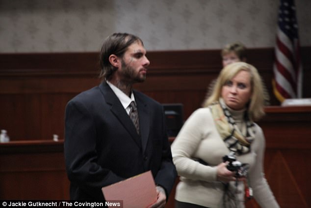 Christopher McNabb, de 27 años, (en la foto durante su audiencia el martes) se declaró inocente de asesinar a su hija de 15 días.