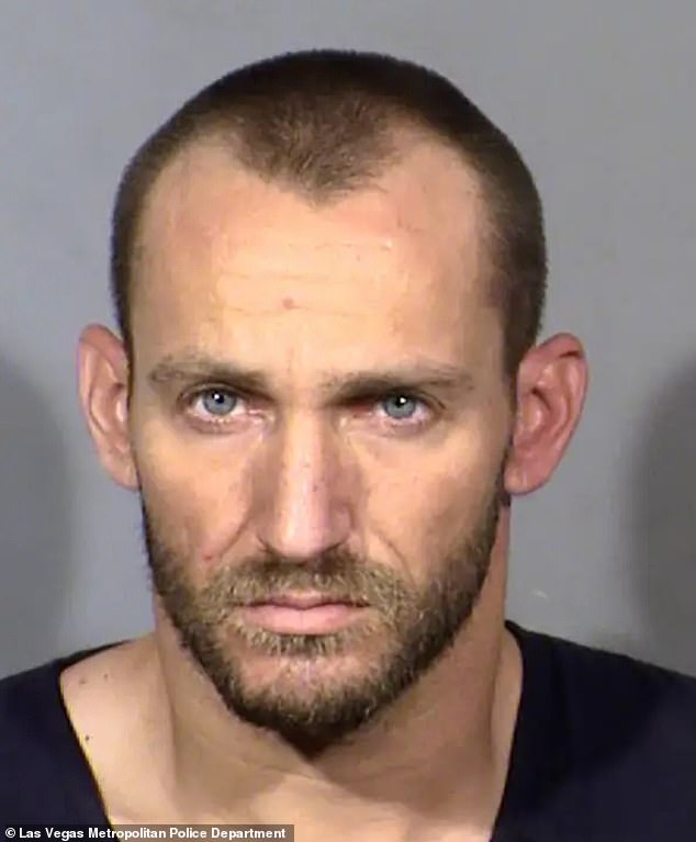 Michael Daniels, de 32 años (en la foto de arriba), fue captado en video corriendo y atropellando al nuevo novio de su ex esposa.