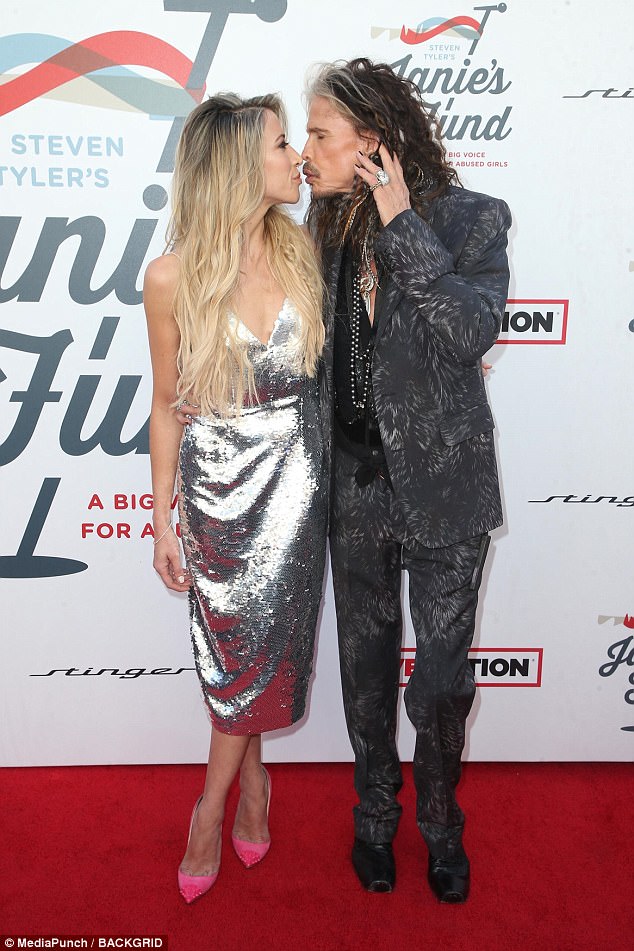 ¡Ve por este camino!  Steve Tyler compartió un beso con su novia Aimee Preston en la gala de Janie's Fund el domingo