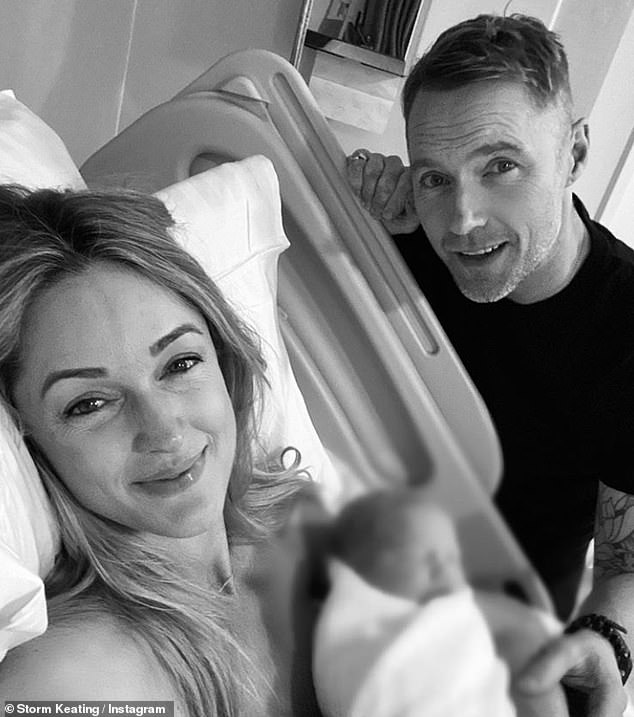 Buenas noticias: Storm Keating y su esposo, el cantante Ronan, dieron la bienvenida a su segundo hijo, una niña llamada Coco Knox.