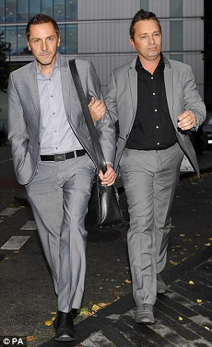 Tony Drewitt-Barlow (en la foto a la izquierda), de Essex, hizo historia en 2000 al convertirse en el primer padre sustituto del mismo sexo de Gran Bretaña con su pareja Barrie (en la foto a la derecha)