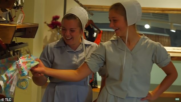 Big Step: Back to the Amish Stars Rosanna Miller, 18, y Maureen Byler, 19, fueron filmadas comprando trajes de baño con su abuela durante la temporada 16 del programa.