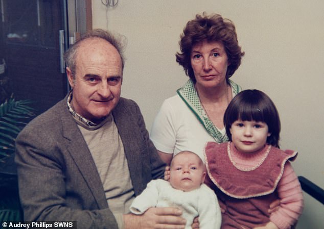 Audrey Phillips estuvo casada con su esposo Glyndwr durante 64 años sin darse cuenta de que llevaba una doble vida como espía, fotografiada con sus hijos en la década de 1980.