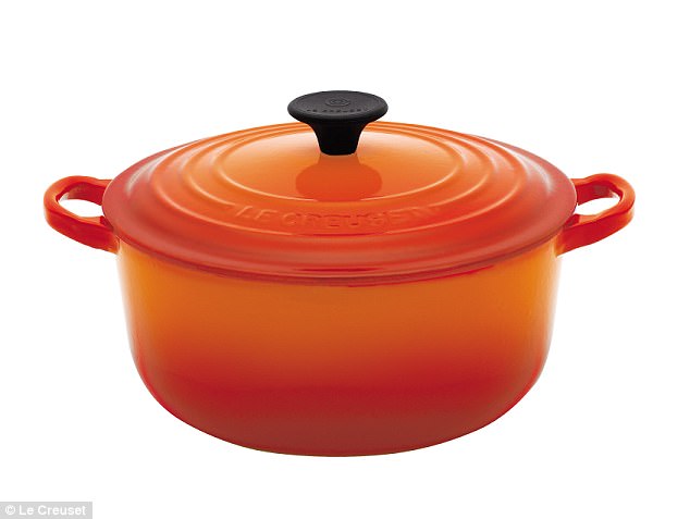 Le Creuset es famoso por su gama de utensilios de cocina de hierro fundido, pero su pieza más famosa es probablemente su clásico horno holandés en el tradicional color naranja quemado de Le Creuset. 